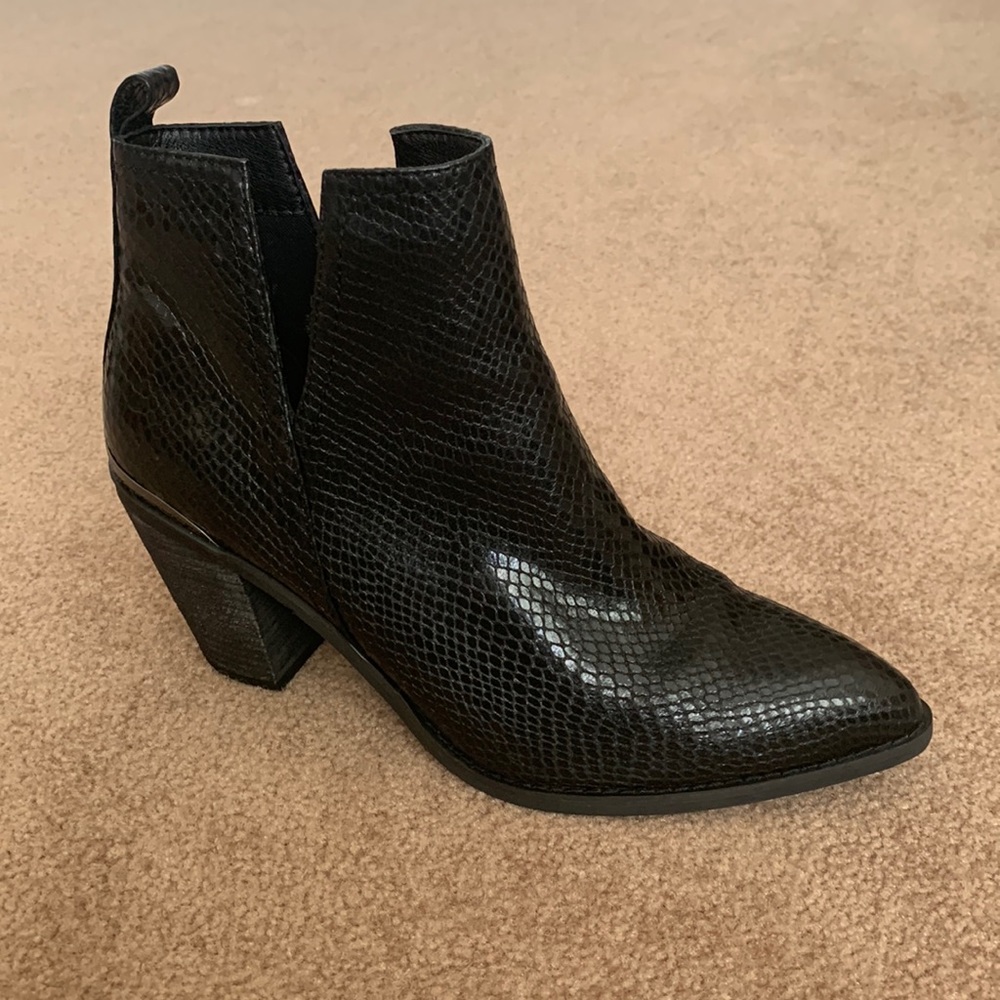 Very Volatile Mumba open shank, pull-on bootie in black, size 9.5